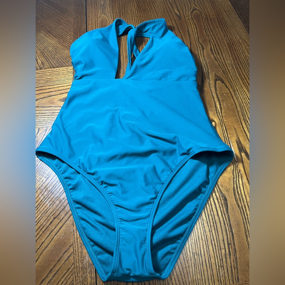 SHADE AND SHORE ONE PIECE HALTER SWIMSUIT. SIZE MEDIUM. NWT .